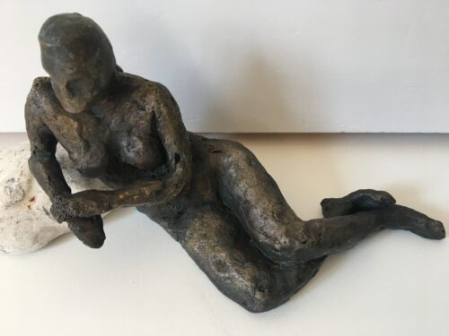 Liegende Frau von vorne